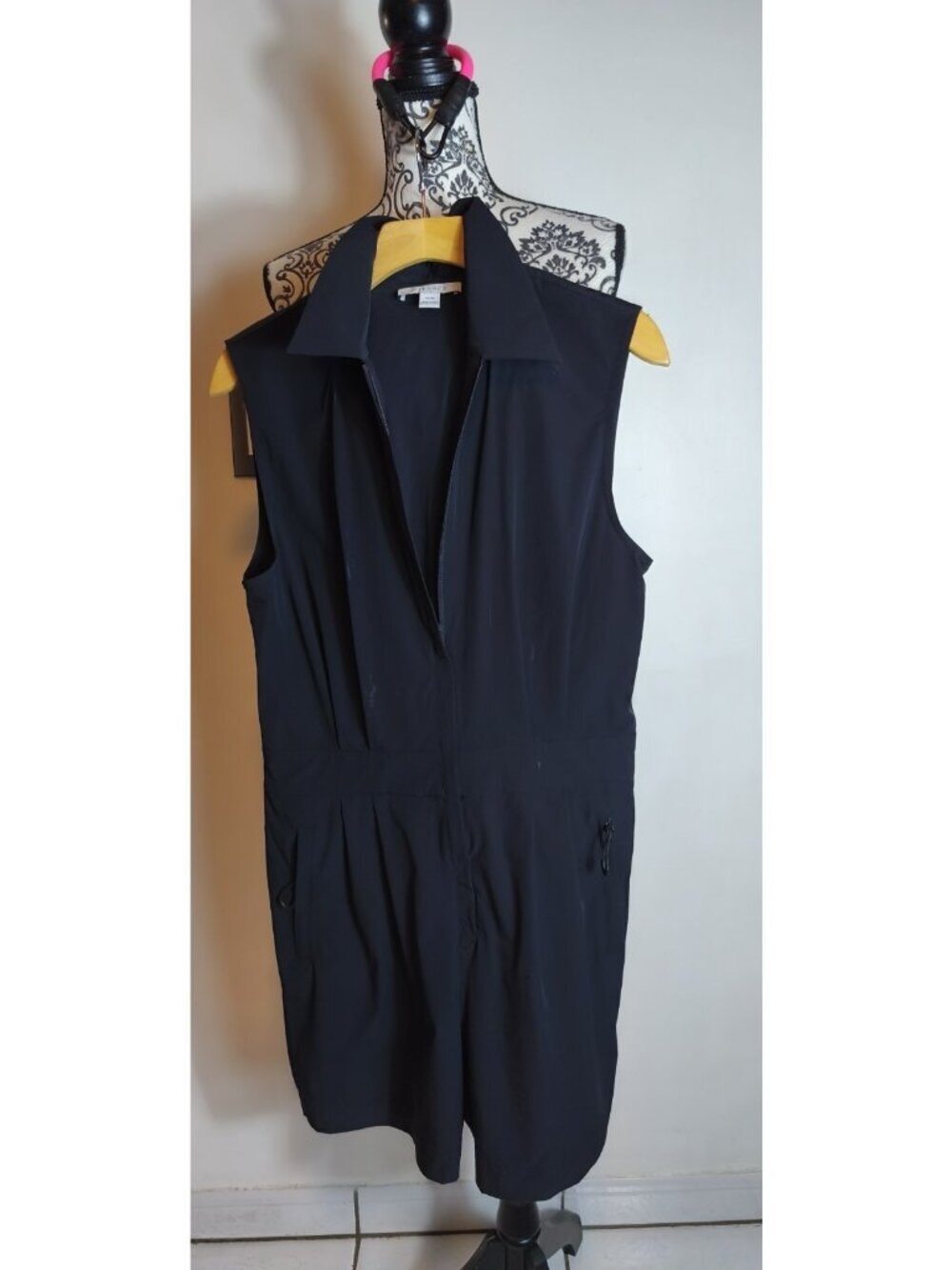 Kit and Ace Black Sleeveless Romper Shorts Women M Zipper Pockets Elastic Waist
